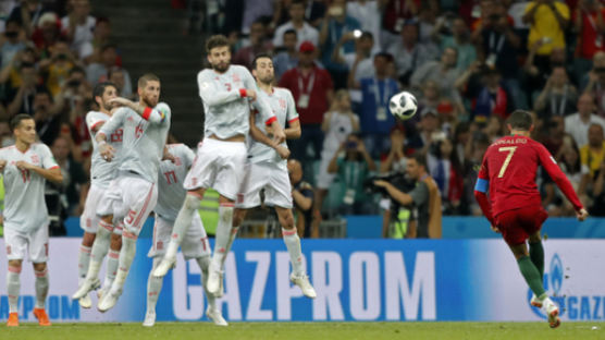 프리킥으로 팀 구해낸 호날두…포루투갈, 스페인과 3-3