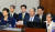 박근혜 전 대통령이 지난해 5월 23일 서울중앙지법에서 열린 재판에 최순실씨와 함께 출석한 모습 [중앙포토]
