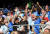 16일 모스크바 스파르타크 스타디움에서 열린 2018러시아월드컵 D조 아르헨티나-아이슬란드 경기를 앞두고 아이슬란드 팬들이 함께 노래하고 있다.[연합뉴스]