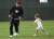 어린 둘째 로메오에게 축구 연습을 시키고 있는 아버지 베컴. 