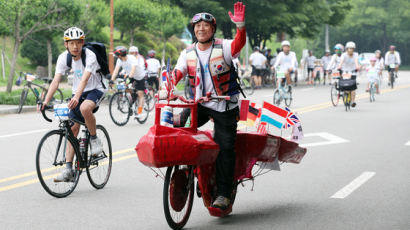 [서소문사진관] 자전거대행진, 신나게 페달 밟는 이색 참가자들