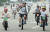 서울 상암동 월드컵공원 평화의 광장 골인 지점을 향해 힘차게 페달을 밟는 참가자들. 변선구 기자