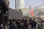 2018년 3월 서울 동대문디자인플라자(DDP)에 열린 &#39;헤라 서울패션위크&#39;에는 3년 만에 2배가 된 32만 명의 관객들이 몰렸다. 서울디자인재단 제공