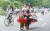 자전거를 만국기로 장식한 참가자가 골인 지점인 상암동 평화의 광장을 향해 달리고 있다. [변선구 기자]
