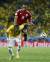 2014년 브라질 월드컵때도 네이마르는 두 골을 넣은 뒤 금색으로 머리를 염색하고 나타났다. 사진은 허리 부상을 당하는 장면. [중앙포토]