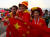 월드컵 조별리그 스페인-포르투갈전이 열린 16일 러시아 소치에서 중국 축구 팬들이 오성홍기를 들고 스페인 팬(왼쪽)과 기념촬영을 하고 있다. [연합뉴스]