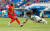 19일 열린 러시아 월드컵 G조 조별리그 1차전에서 몸을 날리며 볼 처리를 하는 파나마 주장 로만 토레스(오른쪽). [AP=연합뉴스]