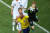 골키퍼 조현우(23)가 18일 러시아 니즈니노브고로드 스타디움에서 열린 2018 러시아 월드컵 F조 스웨덴과의 경기에서 김신욱이 스웨덴 폰투스 얀손과 몸싸움하는 동안 공을 잡아내고 있다. [연합뉴스]