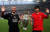 지난 2007년 맨체스터 유나이티드 내한경기 당시 팬들의 환호에 답하는 퍼거슨 전 맨유 감독(왼쪽)과 박지성. 중앙포토