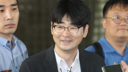 ‘불법 선거운동’ 탁현민, 벌금 70만원 선고
