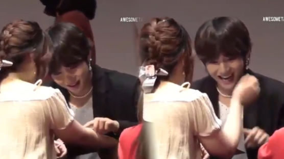 What Was the Reason for V Smiling After Seeing His Fan's Arm? 