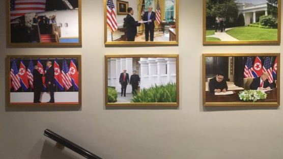[서소문사진관]백악관 벽서 사라진 마크롱…김정은 사진 걸렸다