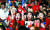 2018 러시아 월드컵 대한민국과 스웨덴의 예선경기가 열린 18일 오후 서울·부산·광주 등 전국 주요 도시의 경기장과 거리에 모인 시민들은 붉은 옷을 입고 ‘대~한민국’을 외치며 단체 응원을 펼쳤다. 서울광장에 모인 시민들이 경기를 지켜보고 있다. [뉴스1]