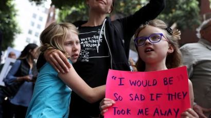 온두라스 두살배기 눈물···트럼프를 궁지로 내몰다