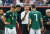 17일(현지시간) 모스크바 루즈니키 스타디움에서 열린 2018 러시아월드컵 F조 독일-멕시코 경기에서 멕시코 후안 카를로스 오소리오 감독이 1대0으로 앞선 가운데 작전을 지시하고 있다. [연합뉴스]