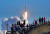 지난 2월 6일(현지시간) 미국 플로리다주 케네디 우주센터에서 민간 우주탐사기업 스페이스X가 제작한 초중량 팰컨헤비 로켓이 발사되는 순간 지켜보던 이들이 환호하고 있다. [AP=연합뉴스] 
