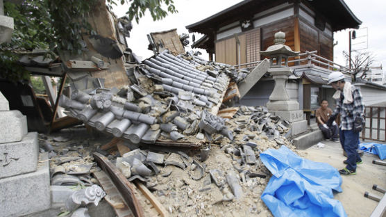 오사카 지진 사망자 5명으로 늘어..무너진 책 더미에 깔려 숨져