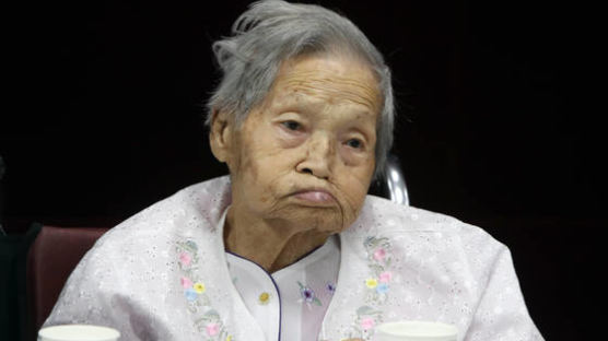 ‘위안부’ 피해 할머니가 공지영 작가를 고소한 이유