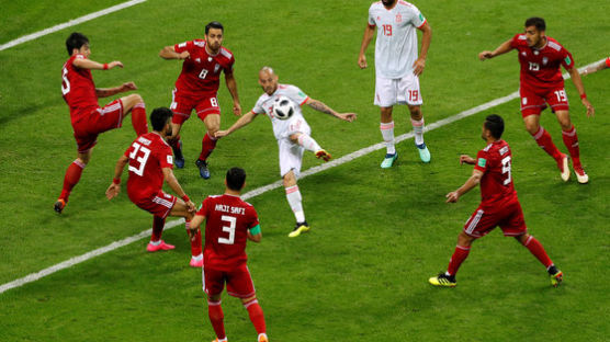 상대도 엄지 척...색깔 뚜렷해서 더 흥미로운 이란의 '늪 축구'