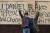 자신의 권리를 포기하고 센터의 벽면에 글을 쓴 다니엘. 지나가던 사람이 다니엘에게 환호하고 있다.