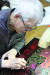 45년째 채화칠기 한 우물 판 양유전 장인의 작업 모습. [사진 이정은]