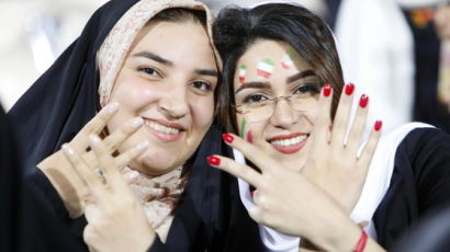 37년만에 축구장 개방...월드컵이 이란 '금녀 상징' 허물었다