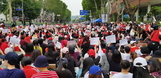 지난 6일 서울 대학로에 몰려나온 2만2000명의 영페미들이 경찰의 몰카 편파 수사를 규탄하며 4시간 동안 아스팔트에 앉아 시위를 했다. 이들은 몰카에 대한 정부의 근본 대책을 촉구했다. 장세정 기자