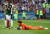 17일(현지시간) 모스크바 루즈니키 스타디움에서 열린 2018 러시아월드컵 F조 독일-멕시코 경기에서 멕시코 골키퍼 기예르모 오초아가 독일의 마지막 공격을 막아내자 엑토르 모레노(15)가 박수치고 있다. . [연합뉴스]
