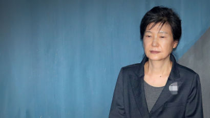 박근혜 국선변호인 “전부 무죄…정치적 책임졌다”