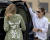 멜라니아 트럼프가 21일(현지시간) 텍사스주 방문 직전 대통령 전용기에 타기 위해 메릴랜드 공군기지에 도착한 뒤 비행기로 이동하는 차량에 타고 있다. [AP=연합뉴스]