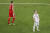 23일 열린 러시아 월드컵 E조 조별리그 2차전 세르비아전에서 골을 터뜨리고 환호하는 스위스의 세르단 샤키리(오른쪽). 왼쪽에 있는 세르비아의 네마냐 마티치와 한눈에 봐도 체격 차이가 커 보인다. [AP=연합뉴스]