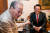 지난 2016년 5월 10일 당시 새누리당 정진석 신임원내대표 서울 중구 김종필 전 총리 자택을 방문해 김 전 총리와 대화를 하고 있다. [중앙포토]