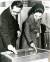 김종필 전 국무총리가 1975년 국민투표 당시, 부인 박영옥씨와 투표를 하는 모습. [연합뉴스]