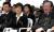 2005년 박정희 전 대통령 제26주기 추도식에 참석한 박근혜(가운데) 당시 한나라당 대표와 김종필(오른쪽) 전 국무총리가 추도사를 경청하고 있다. [연합뉴스]