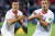 세르비아전에서 골을 넣은 뒤 쌍두독수리를 상징하는 세리머니를 펼친 샤키리(왼쪽)와 자카. [EPA=연합뉴스]