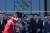 23일 스위스 로잔에서 열린 IOC 올림픽데이 행사에 북한의 김송이가 서브를 시도하고 있다. 오른쪽은 북한 김일국 체육상. [EPA=연합뉴스]