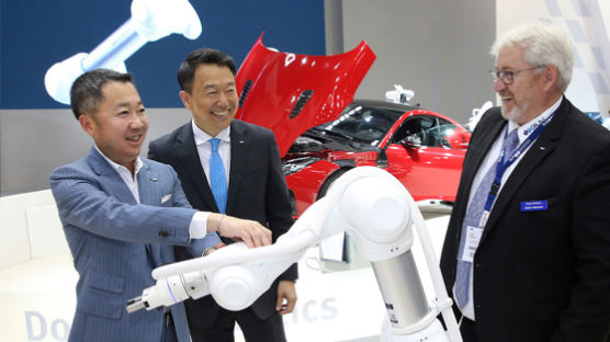 ‘스마트 팩토리’ 원조 독일에 한국 로봇 들고 간 박정원 회장