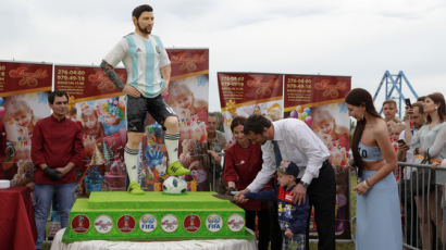 '초콜릿 동상까지...' 월드컵 부진 속 생일 맞은 메시