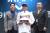 25일 오후 서울 중구 웨스틴조선호텔 그랜드볼룸에 열린 &#39;2019 KBO 신인 1차 지명&#39;에서 넥센 히어로즈에 1차 지명된 경기고 박주성(가운데)이 고형욱 단장(왼쪽)과 함께 기념촬영을 하고 있다. 2018.6.25/뉴스1 