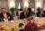 6월 11일 도널드 트럼프 미국 대통령(가운데) 오찬에 참석한 마이크 폼페이오 국무장관(왼쪽). 폼페이오 장관은 최근 대화파로 변신했다. / 사진:연합뉴스
