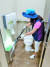 서울시 여성안심보안관 김미희씨가 여성 화장실에서 전자파 탐지기로 몰카를 찾고 있다. [임선영 기자]