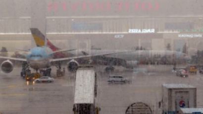 김포공항서 대한항공·아시아나 여객기 충돌…“승객은 타고있지 않아”