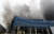 화재진압 소방 대원들이 26일 오후 불이난 세종시 한 아파트 공사현장 건물 안으로 들어가고 있다. [연합뉴스]