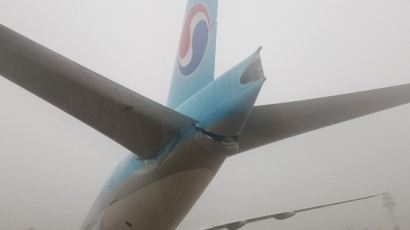 [서소문사진관]대한항공·아시아나 항공기 김포공항서 충돌...인명피해 없어