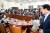 지방선거 참패 후 당 수습방안 논의에 나선 자유한국당 초·재선 의원들이 25일 오후 서울 여의도 국회에서 열린 연석회의에 참석하고 있다. [오종택 기자]