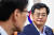 지난해 6월 경제현안 점검회의서 장하성 실장(왼쪽)이 김동연 경제부총리를 바라보며 대화하고 있다.