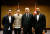  지난달 15일 독일대표팀 터키계 귄도간(왼쪽)과 외칠(왼쪽 둘째), 센크 토순(오른족)이 영국 런던 포시즌 호텔에서 레제프 타이이프 에르도안 터키 대통령과 기념사진을 찍어 큰 논란이 됐다. [로이터=연합뉴스]