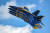 미 해군 곡예비행팀 블루 엔젤스가 23일(현지시간) 미국 오하이오 주 데이턴에서 열린 데이턴 에어 쇼에서 초 근접 비행을 선보이고 있다. 근접 비행하는 기체의 날개가 맞닿을 것처럼 아슬아슬하다. [로이터=연합뉴스]