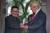 트럼프 미국 대통령과 김정은 북한 국무위원장이 6월12일 북·미 정상회담이 열린 싱가포르 카펠라 호텔에서 악수하고 있다. [중앙포토]
