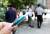 서울 시내의 한 거리에서 시민들이 아이코스 등 궐련형 전자담배를 피우고 있다. [뉴스1]